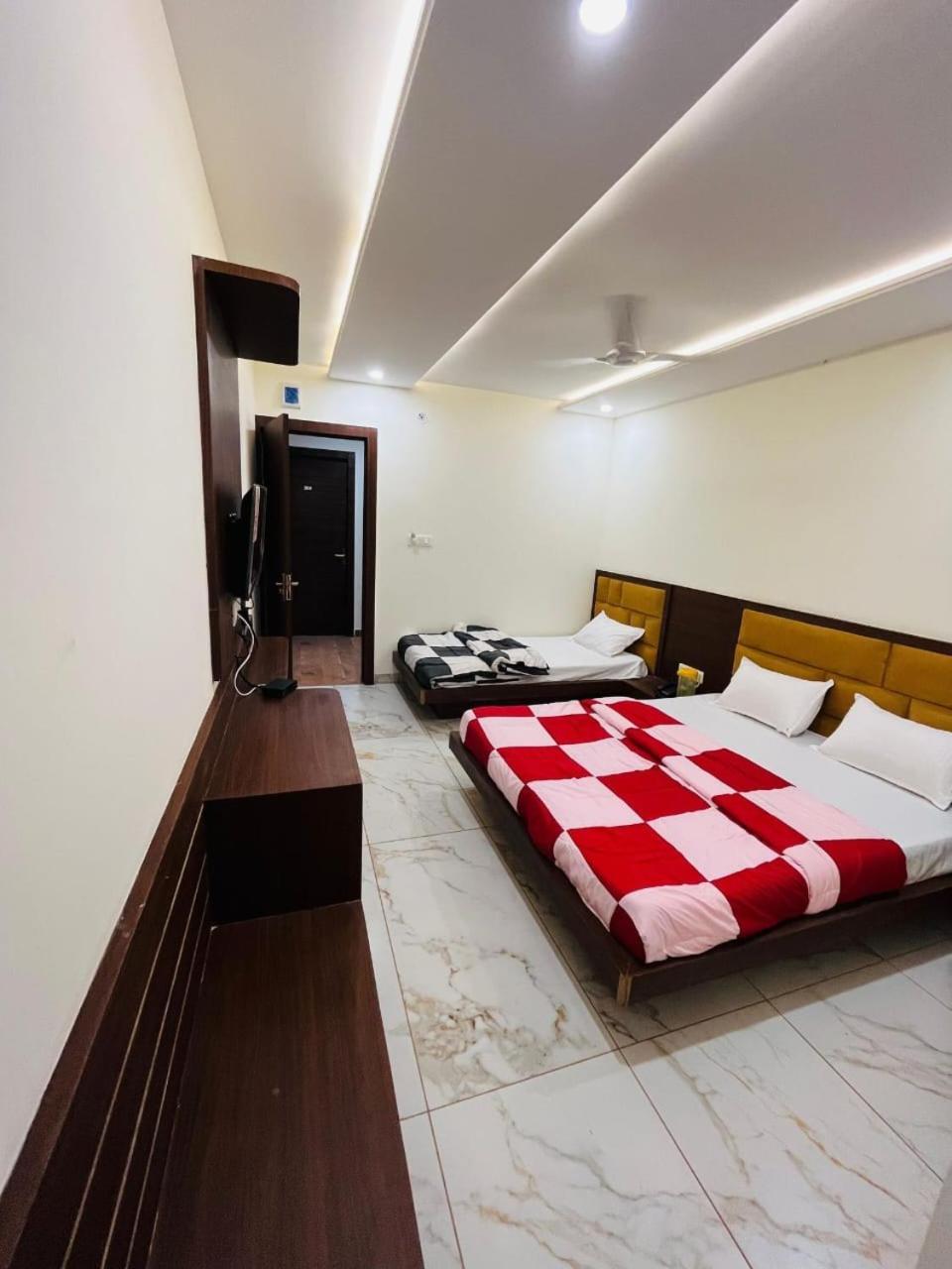 Hotel Prakasham 乌贾因 外观 照片