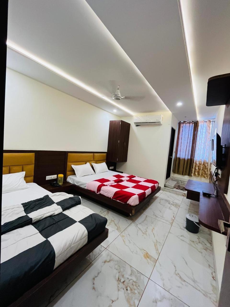 Hotel Prakasham 乌贾因 外观 照片