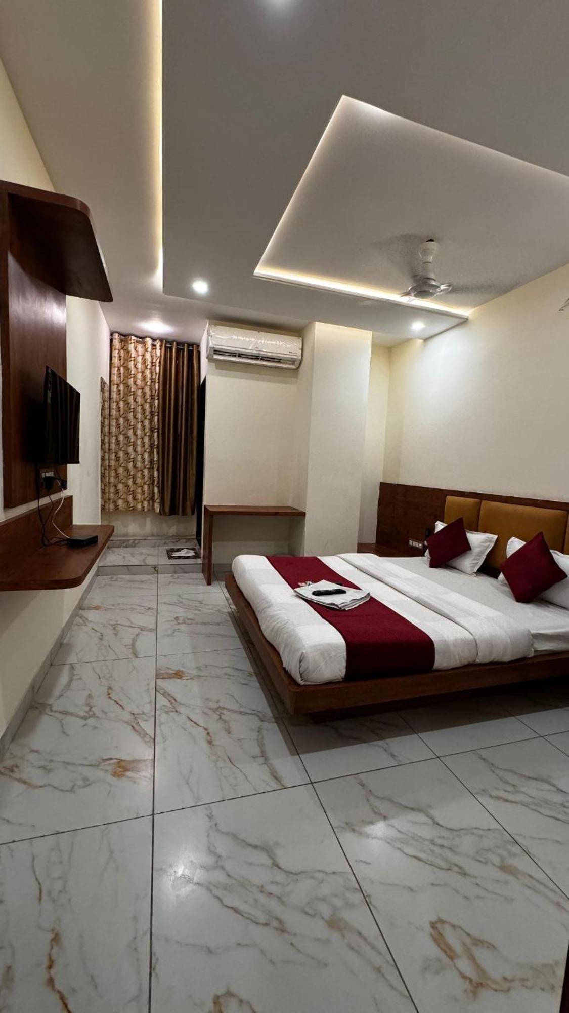 Hotel Prakasham 乌贾因 外观 照片