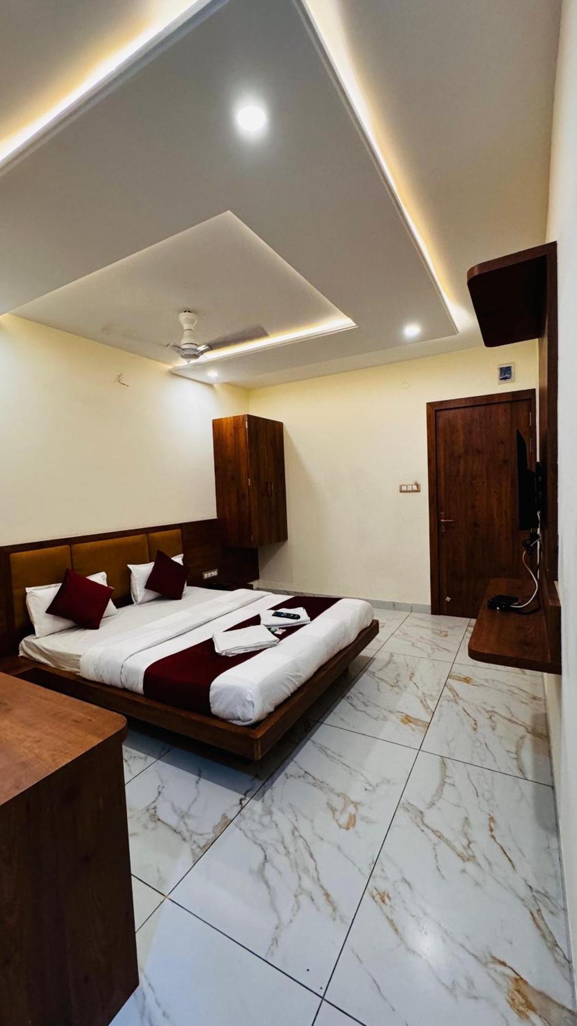 Hotel Prakasham 乌贾因 外观 照片