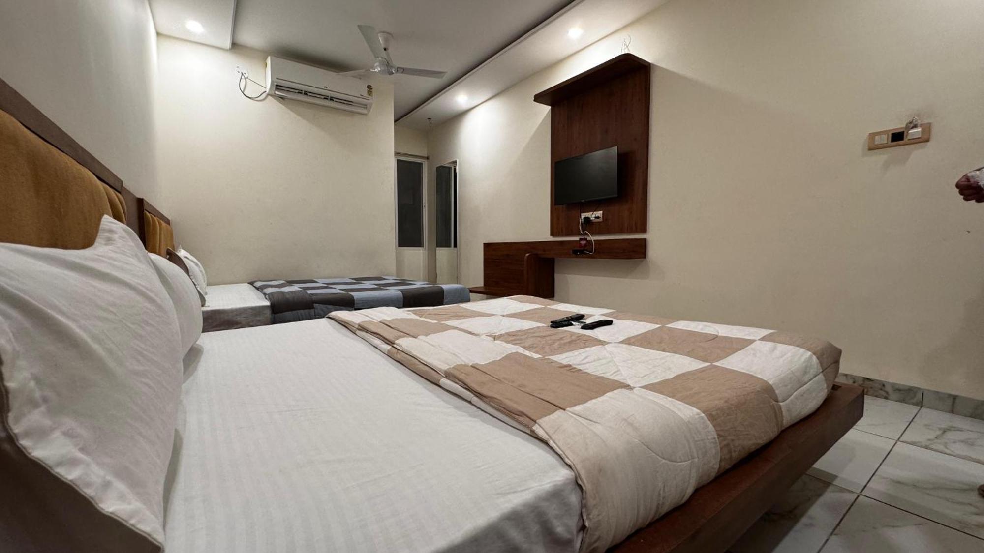 Hotel Prakasham 乌贾因 外观 照片