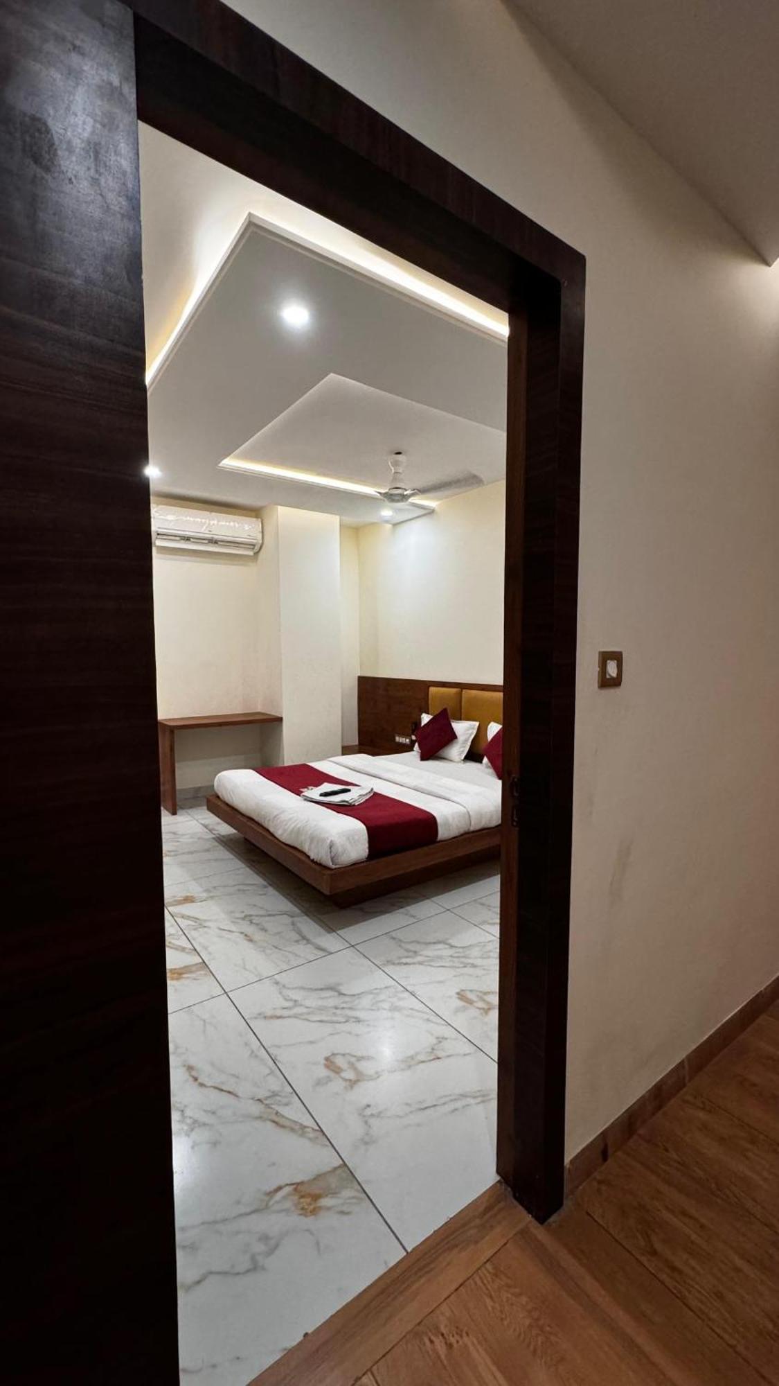 Hotel Prakasham 乌贾因 外观 照片