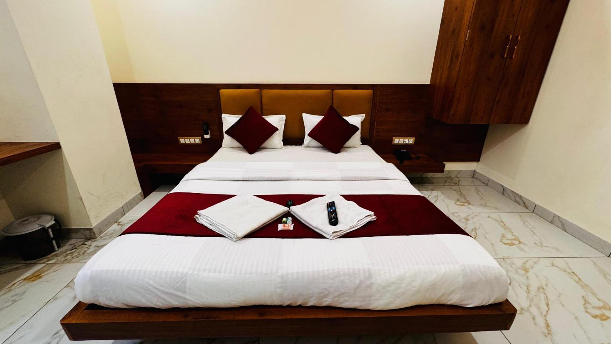 Hotel Prakasham 乌贾因 外观 照片