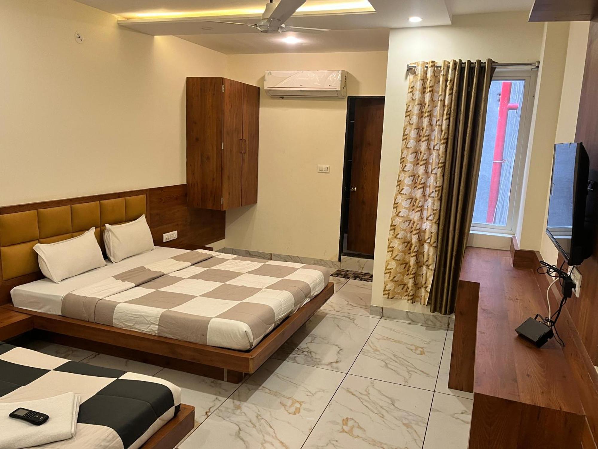 Hotel Prakasham 乌贾因 外观 照片