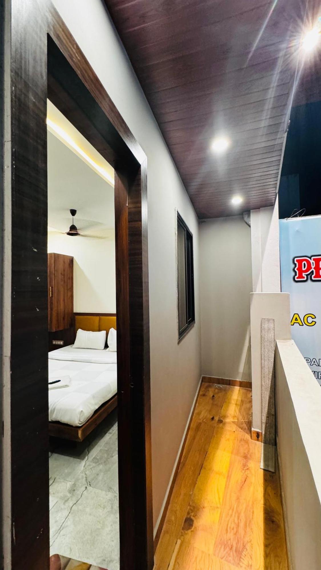 Hotel Prakasham 乌贾因 外观 照片