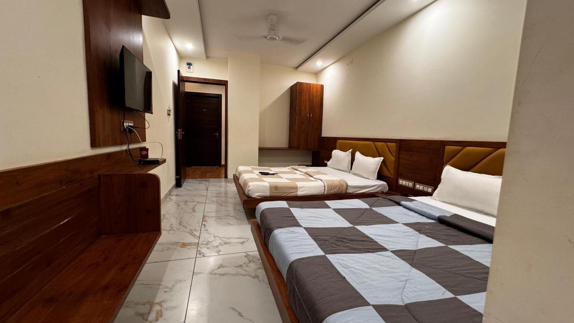 Hotel Prakasham 乌贾因 外观 照片