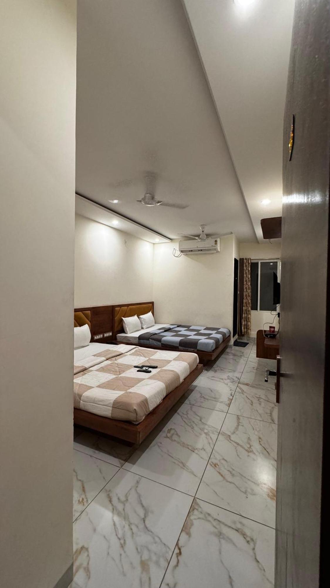 Hotel Prakasham 乌贾因 外观 照片