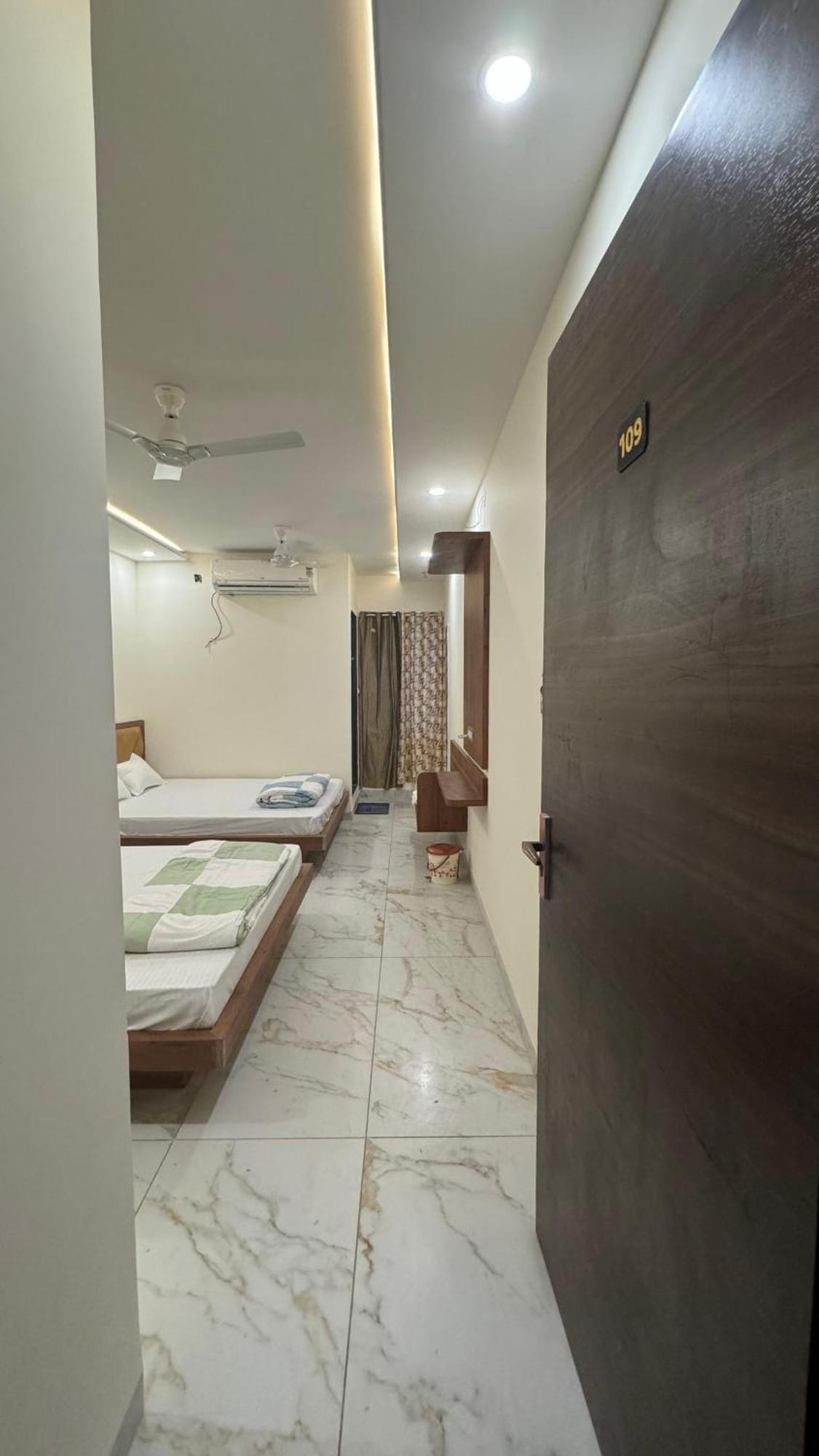 Hotel Prakasham 乌贾因 外观 照片