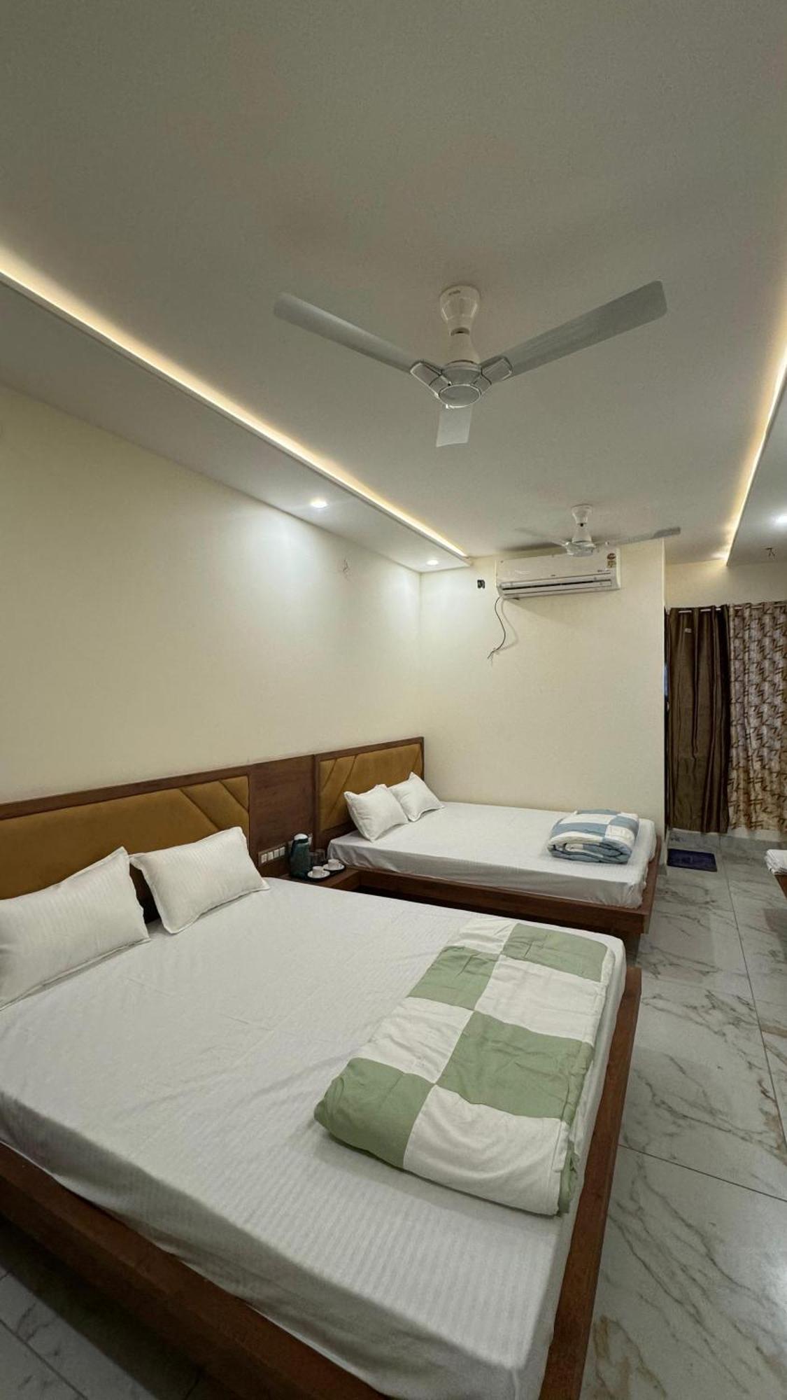Hotel Prakasham 乌贾因 外观 照片