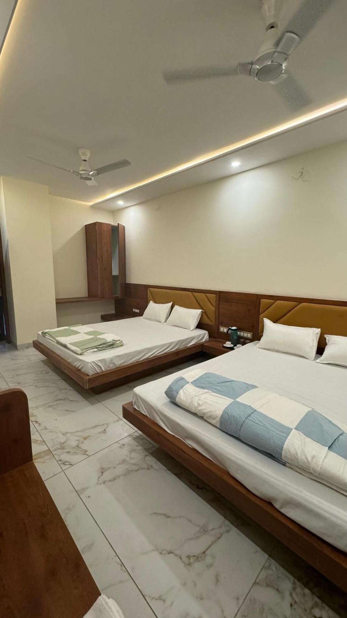 Hotel Prakasham 乌贾因 外观 照片