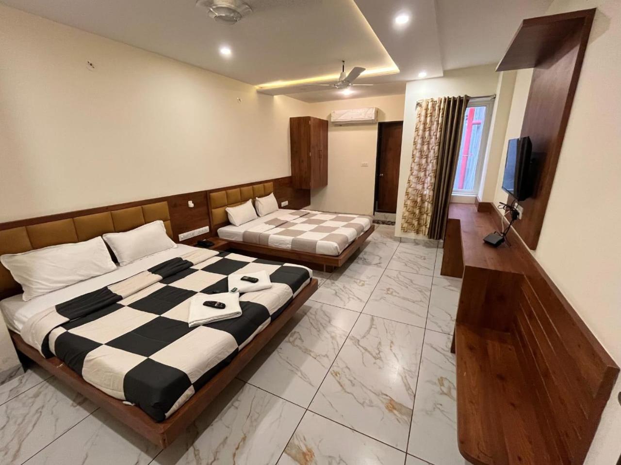 Hotel Prakasham 乌贾因 外观 照片