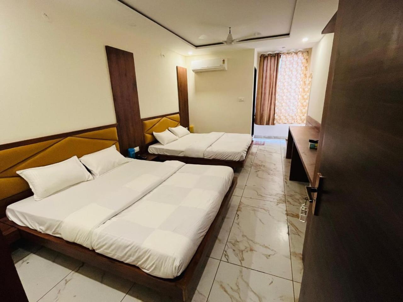 Hotel Prakasham 乌贾因 外观 照片