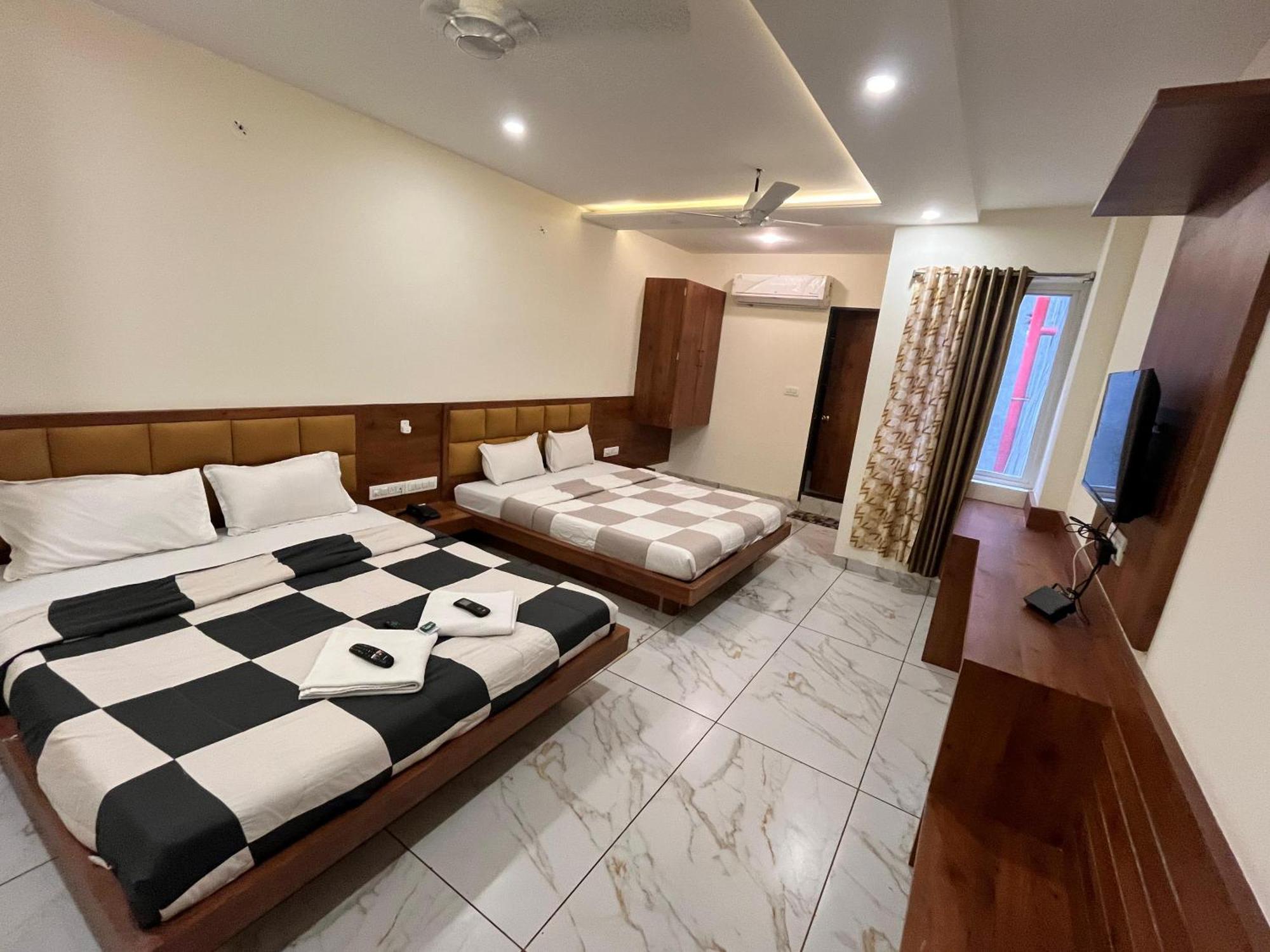 Hotel Prakasham 乌贾因 外观 照片