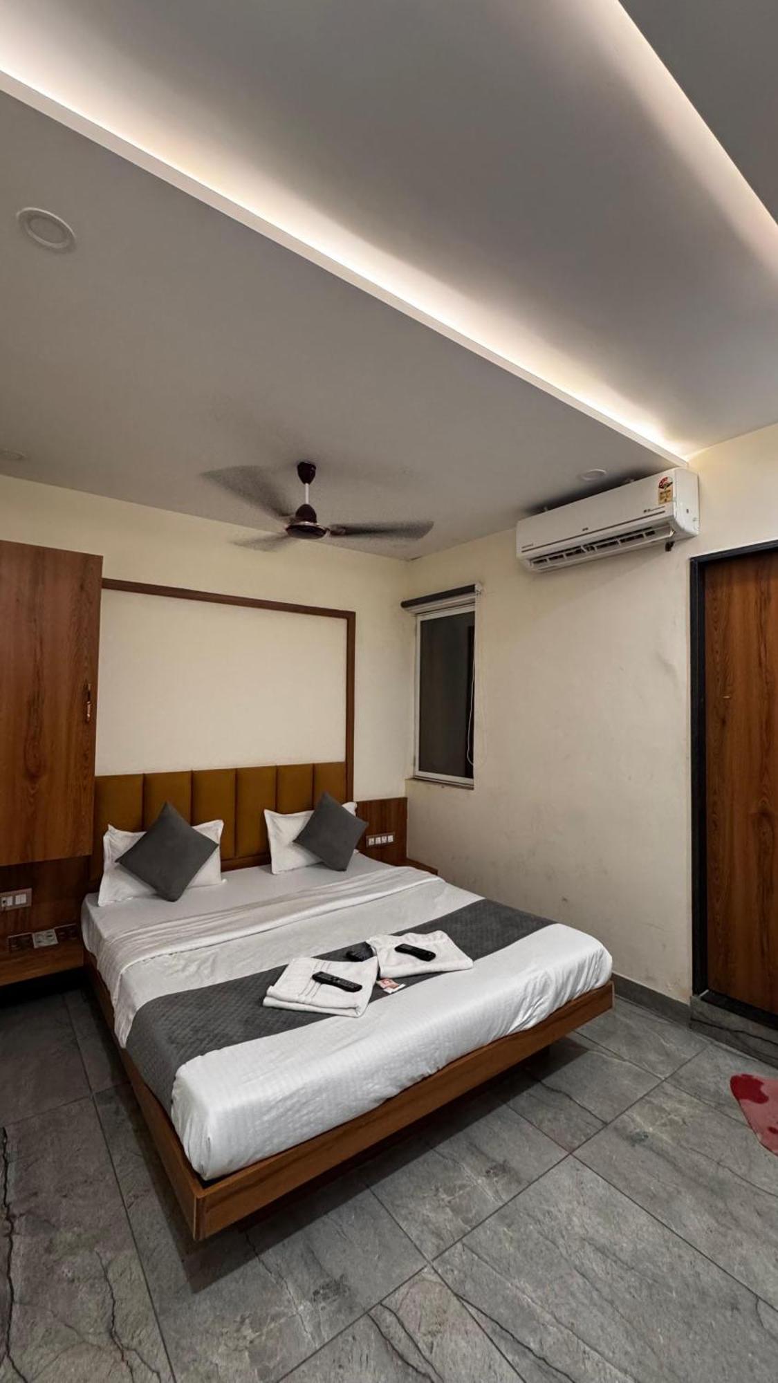 Hotel Prakasham 乌贾因 外观 照片