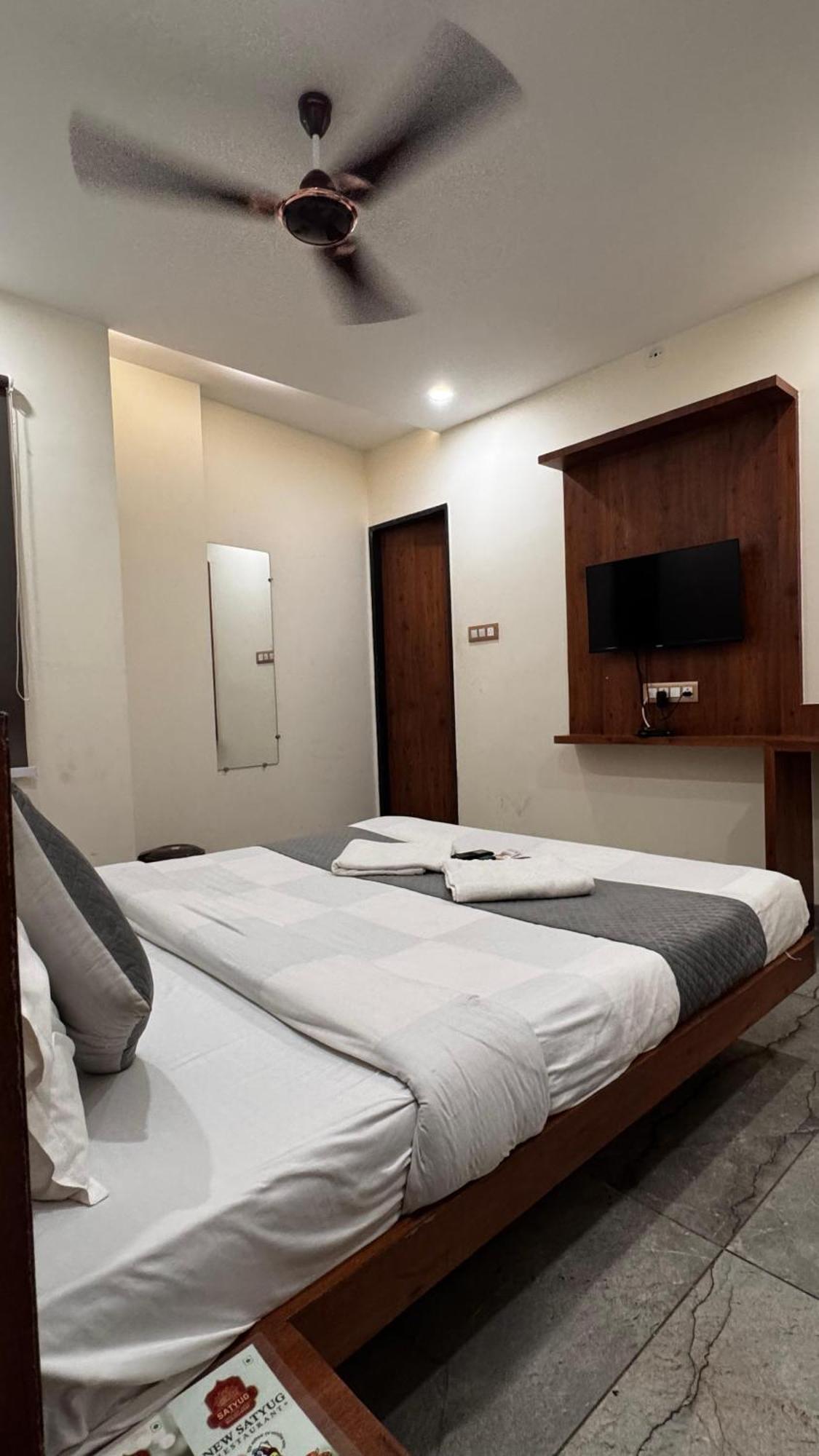 Hotel Prakasham 乌贾因 外观 照片